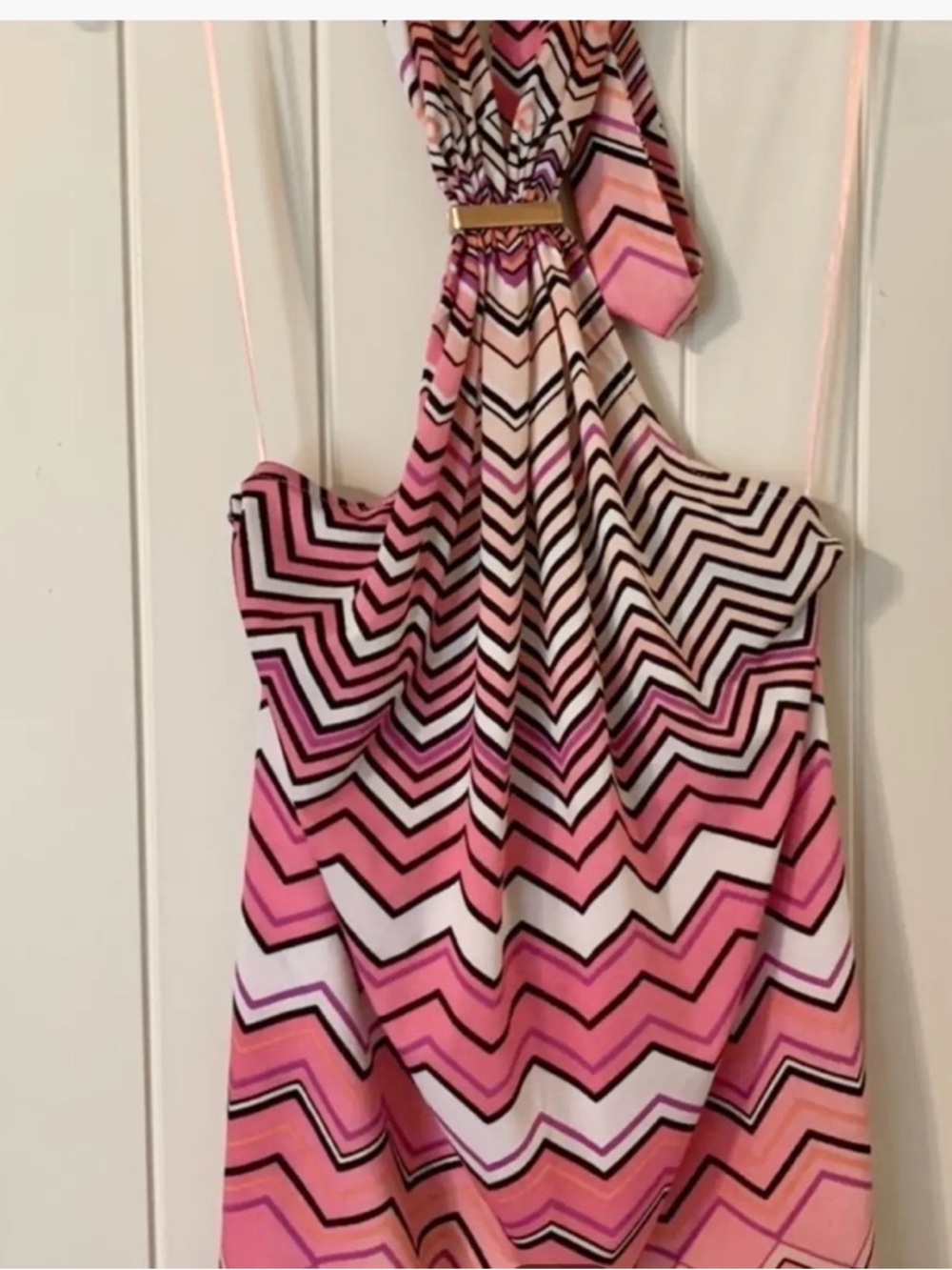 Super cute summer top, like a tube top, but it ties around the neck